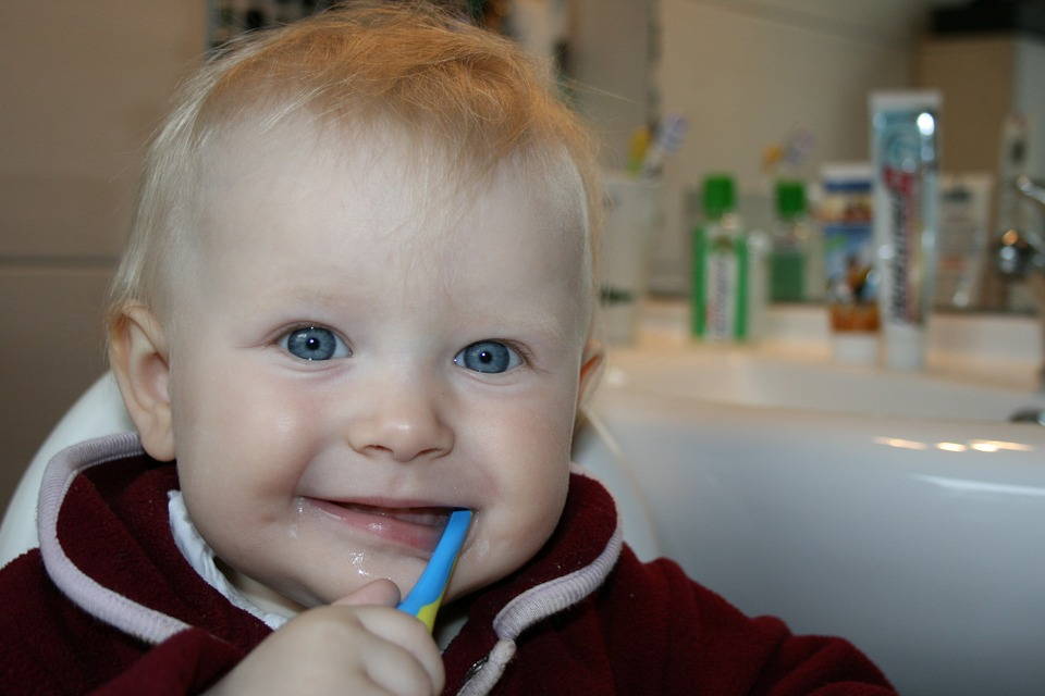 Bebe cepillandose los dientes